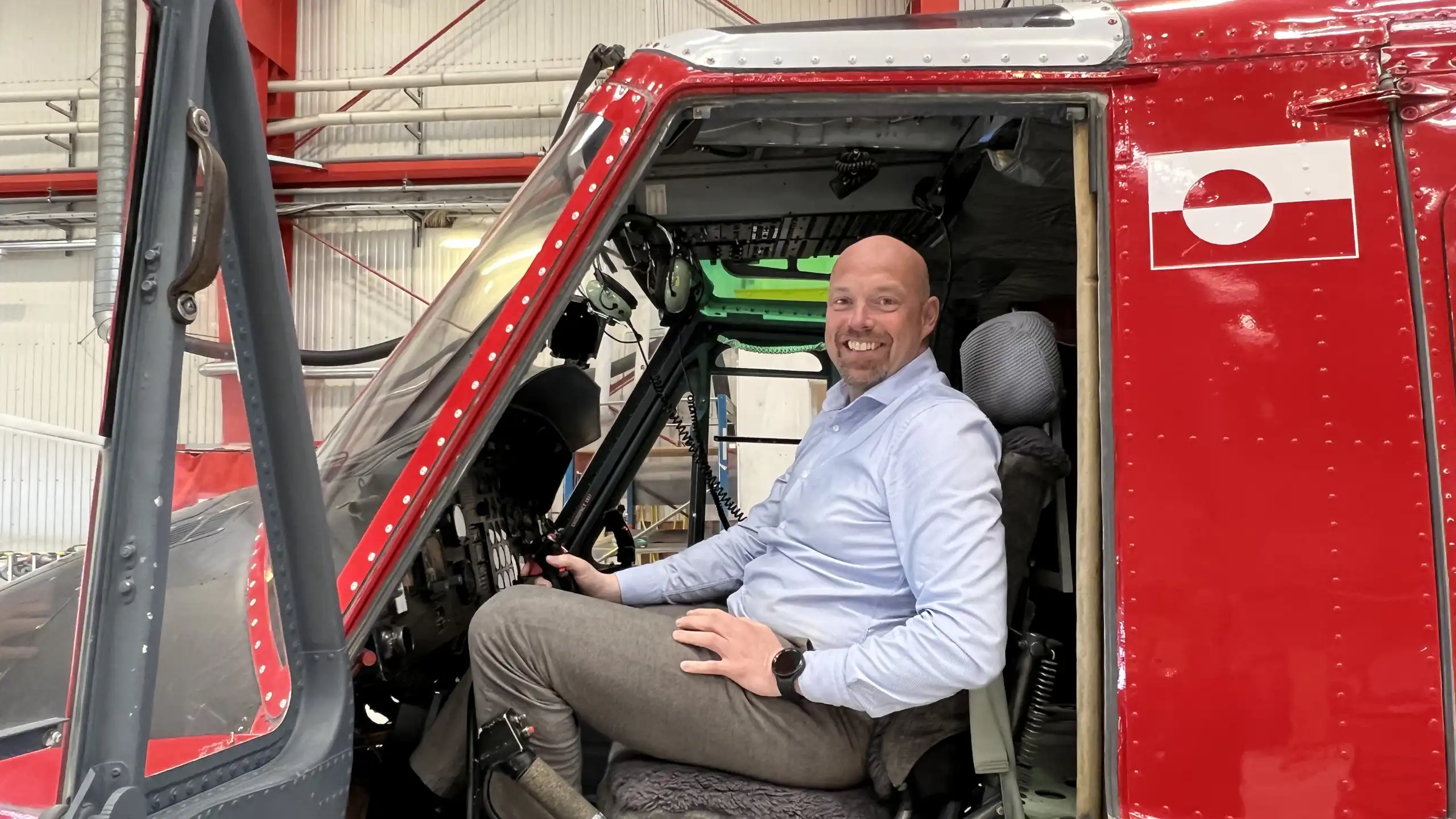 Jacob Nitter ombord på OY-HCY den sidste B212 helikopter der nu er pensioneret. Foto: Inga Dora G. Markussen