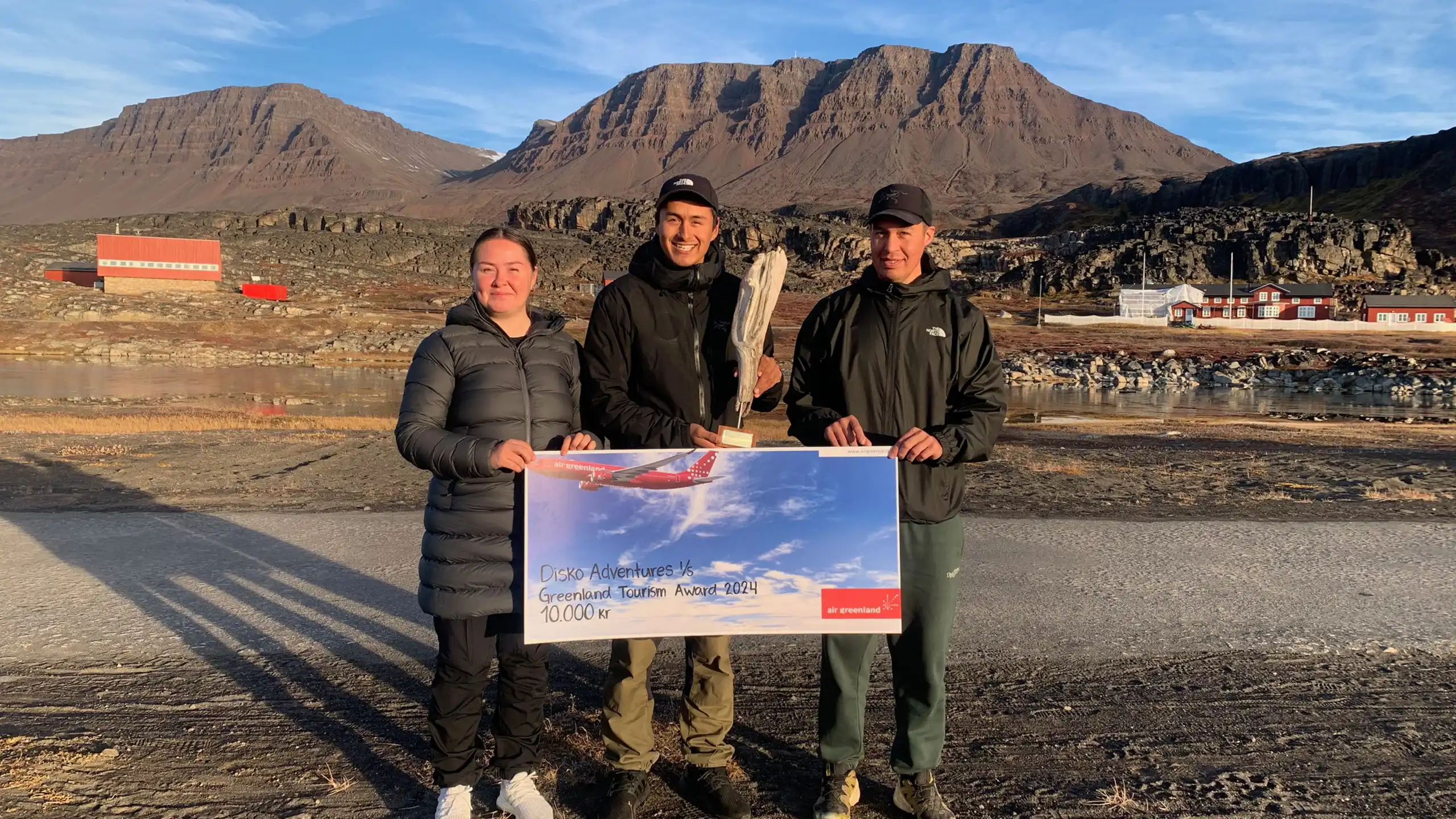 ....Disko Adventures som ejes af Danny Mølgaard, Naja Bjerregaard og Steve Broberg fik et rejsegavekort af Air Greenland