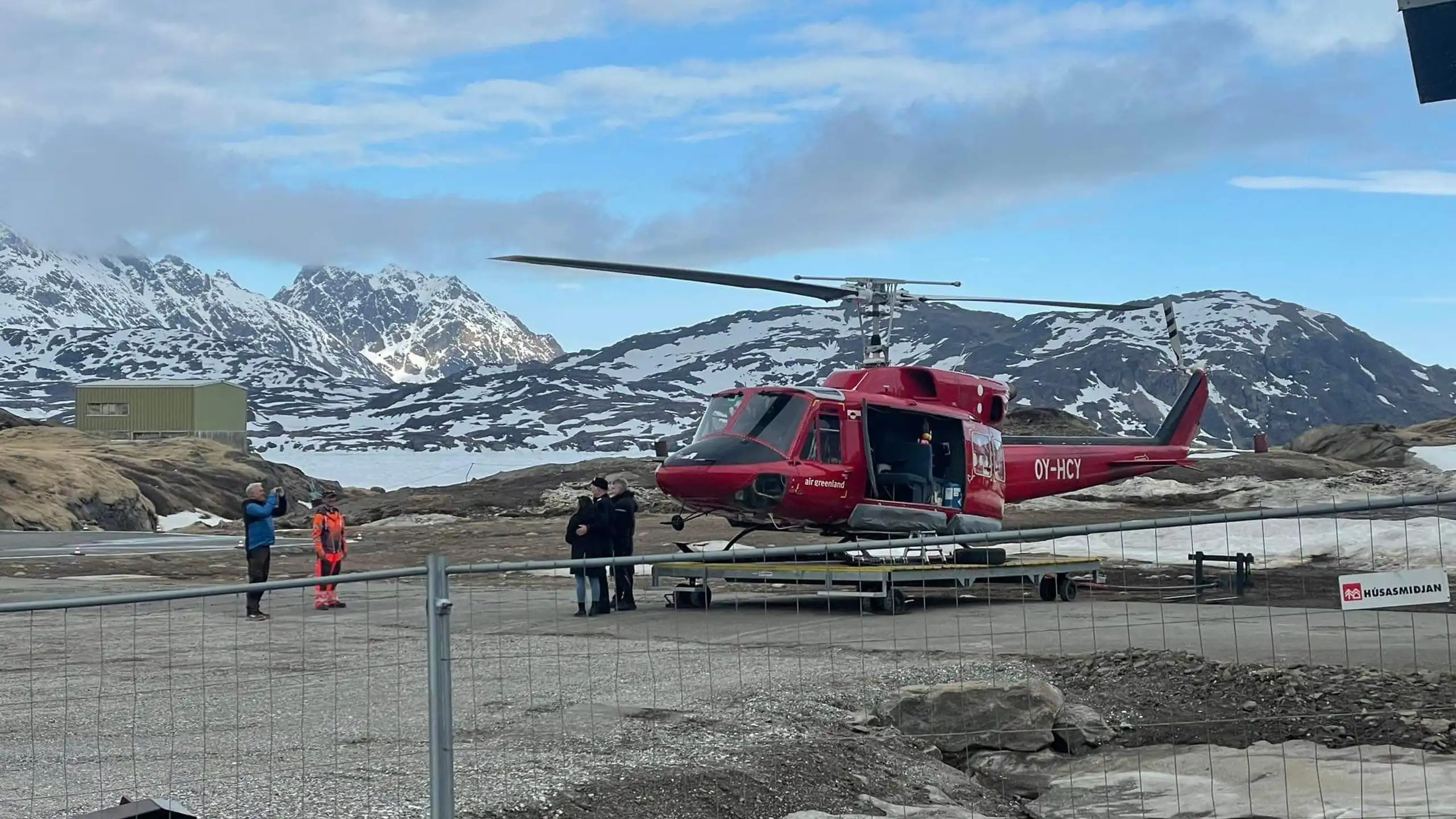 B212 i Tasiilaq inden den letter for sidste gang. Foto: Amos Ezekiassen