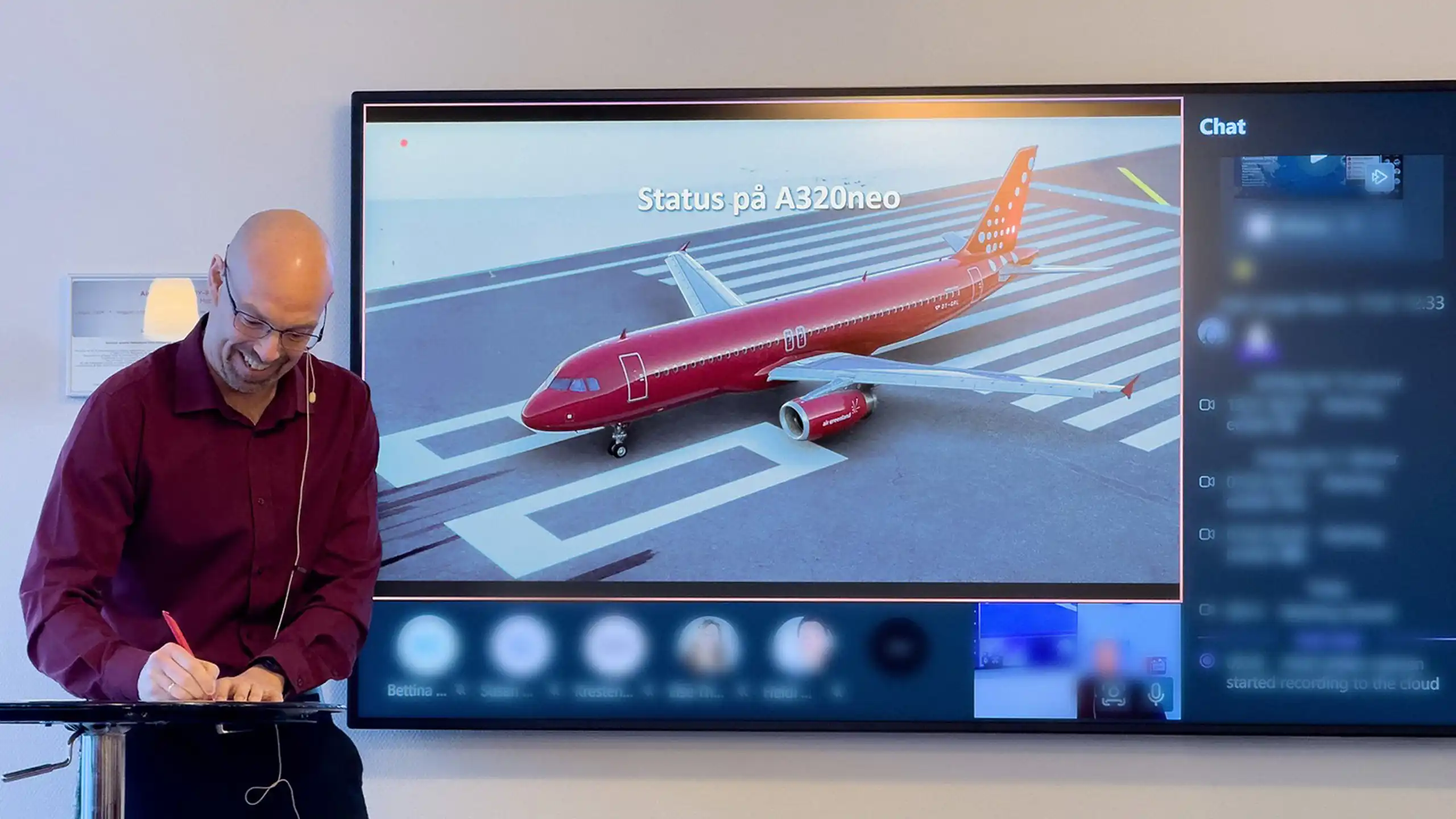 Ved det månedlige medarbejdermøde den 14. februar 2025 underskrev CEO i Air Greenland, Jacob Nitter Sørensen, leasingaftalen, overværet af medarbejdere. Foto: Air Greenland