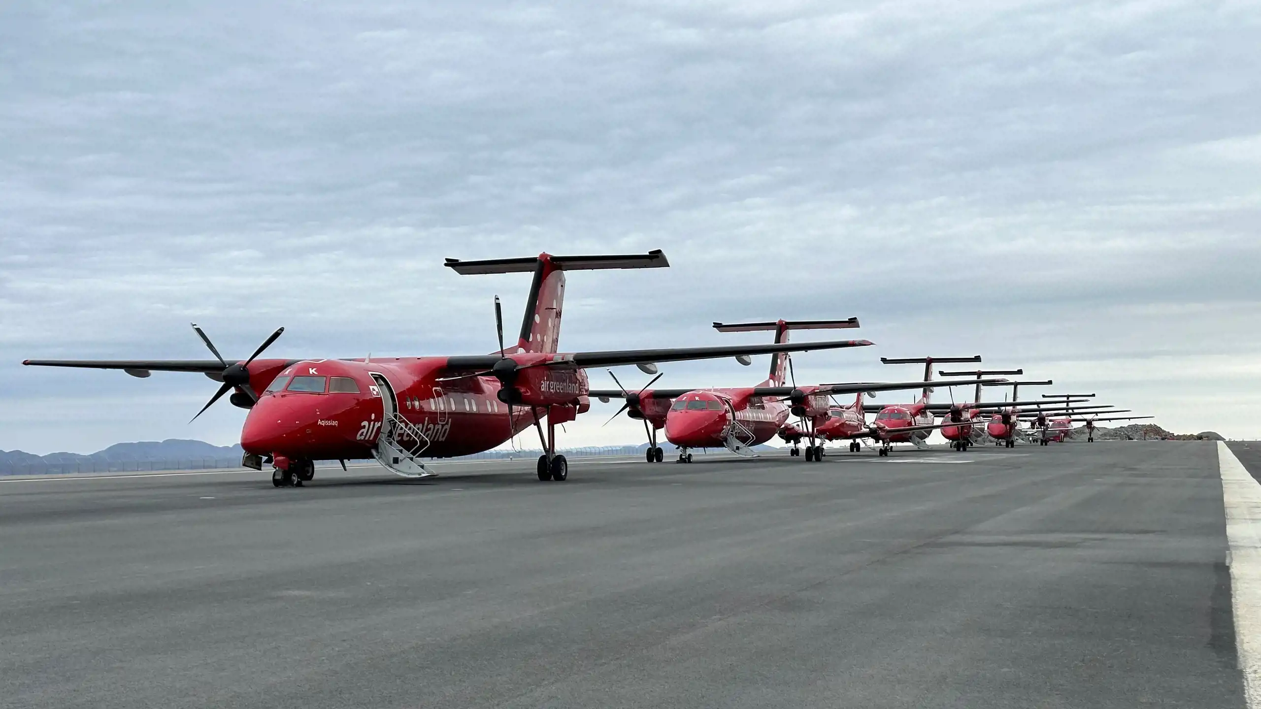 Dash-8 og King Air på rad og række. Tak til Lars Nielsen, vores flyteknikerlærling, for billedet. 
