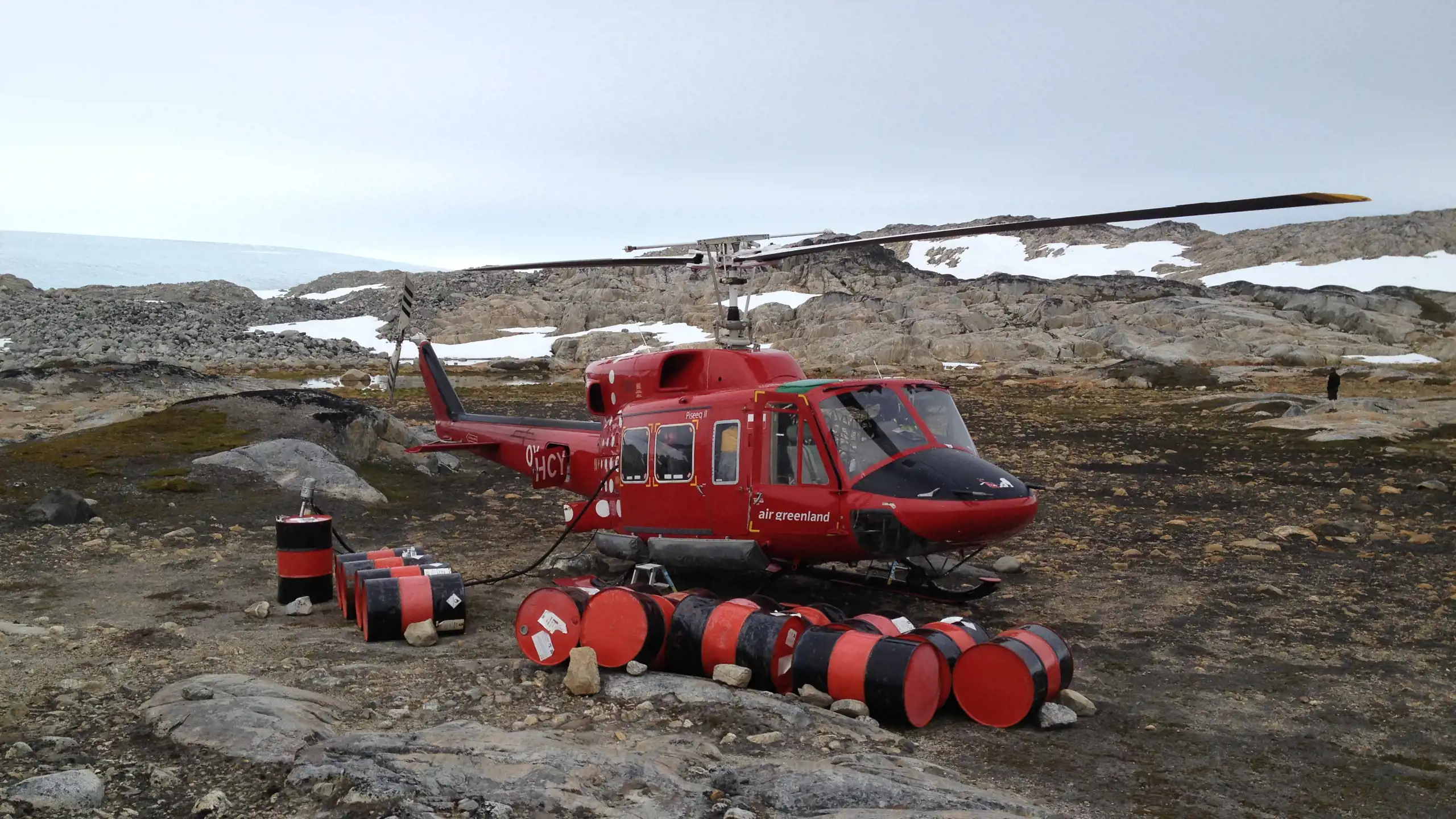 Bell-212 med fueltromler ved Umiivik syd for Kap Poul Løveørn i Østgrønland i 2012. Foto: Finn Lennert