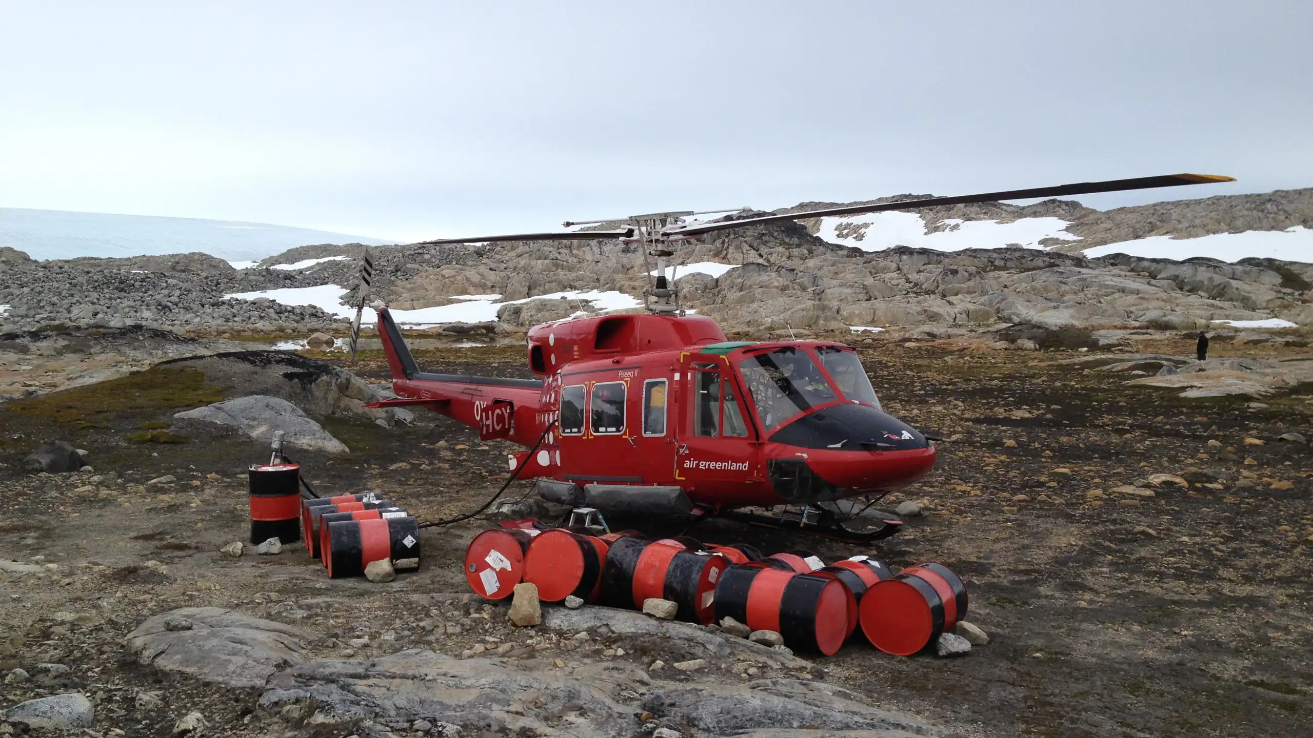 Bell-212 2021-mi Tunumi Kap Poul Løvenørnip kujataaniittumi Umiivimmi nappartat orsussamik imallit eqqaanni. Ass.: Finn Lennert