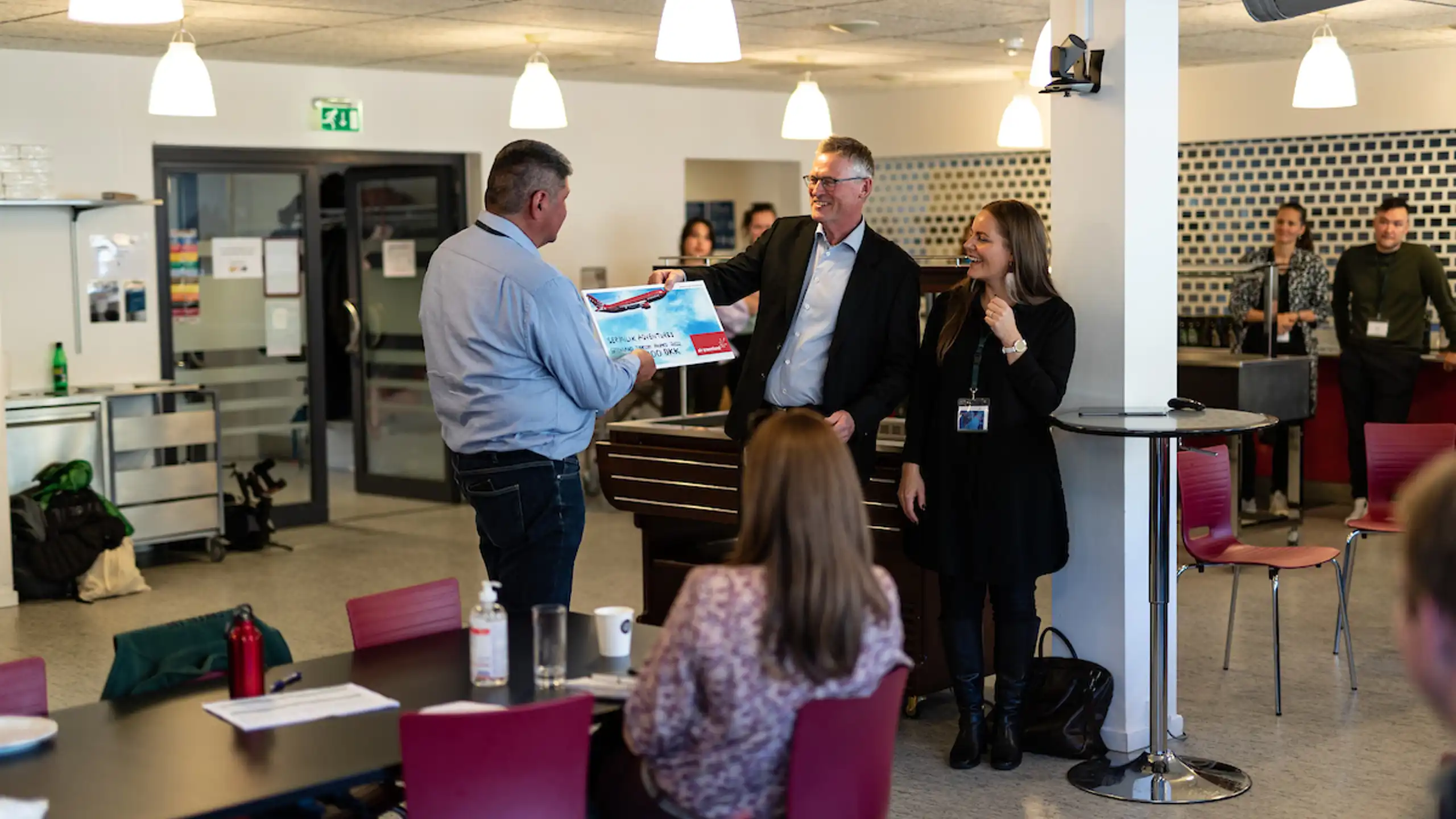 Justus Hansen, consultant at Sermersooq Business received the award on behalf of Sermilik Adventures at a reception in Air Greenland on Monday 19 September 2022. Air Greenland's Commercial Director Henrik Søe and Visit Greenland's Director Anne Nivíka Grødem presented the award. Photo: Abel Berthelsen