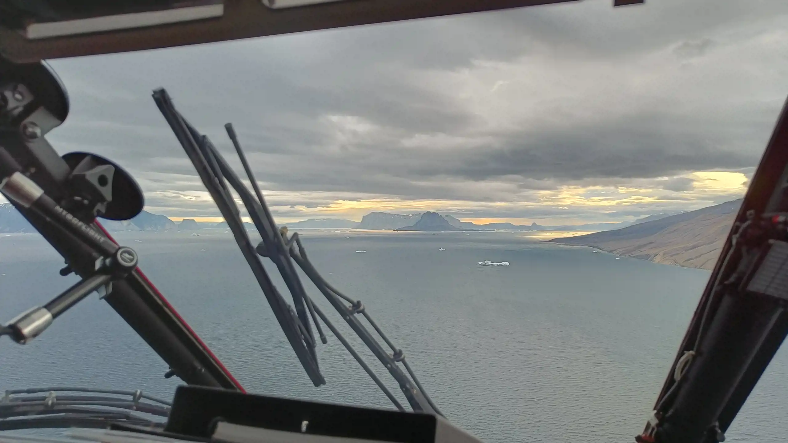Her er udsigten fra H225 i mandag den 5. september under redningsaktionen i Uummannaq fjorden, hvor det karakteristiske Uummannaq fjeld ses i horisonten. 