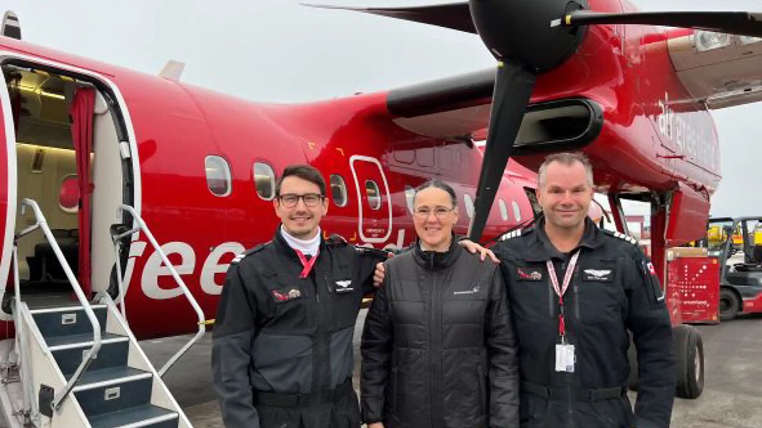 Cabin Attendant Lisbeth Vængtoft Noahsen sammen med piloterne