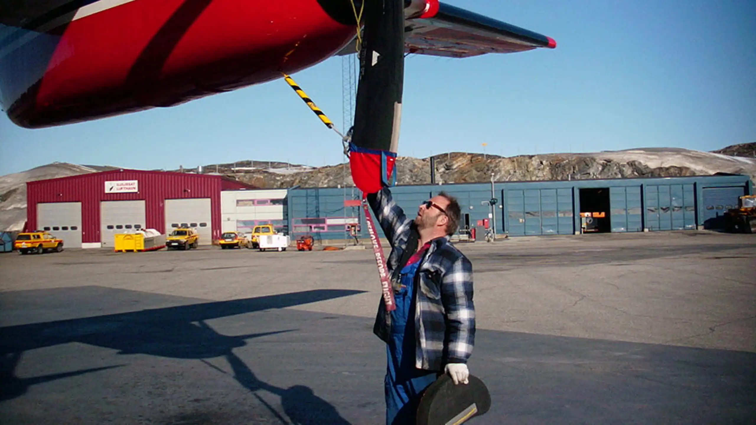 Ingemar klargør en Dash7 i Ilulissat i 2000, hvor han var stationsmekaniker. Foto: Kaj Siegstad