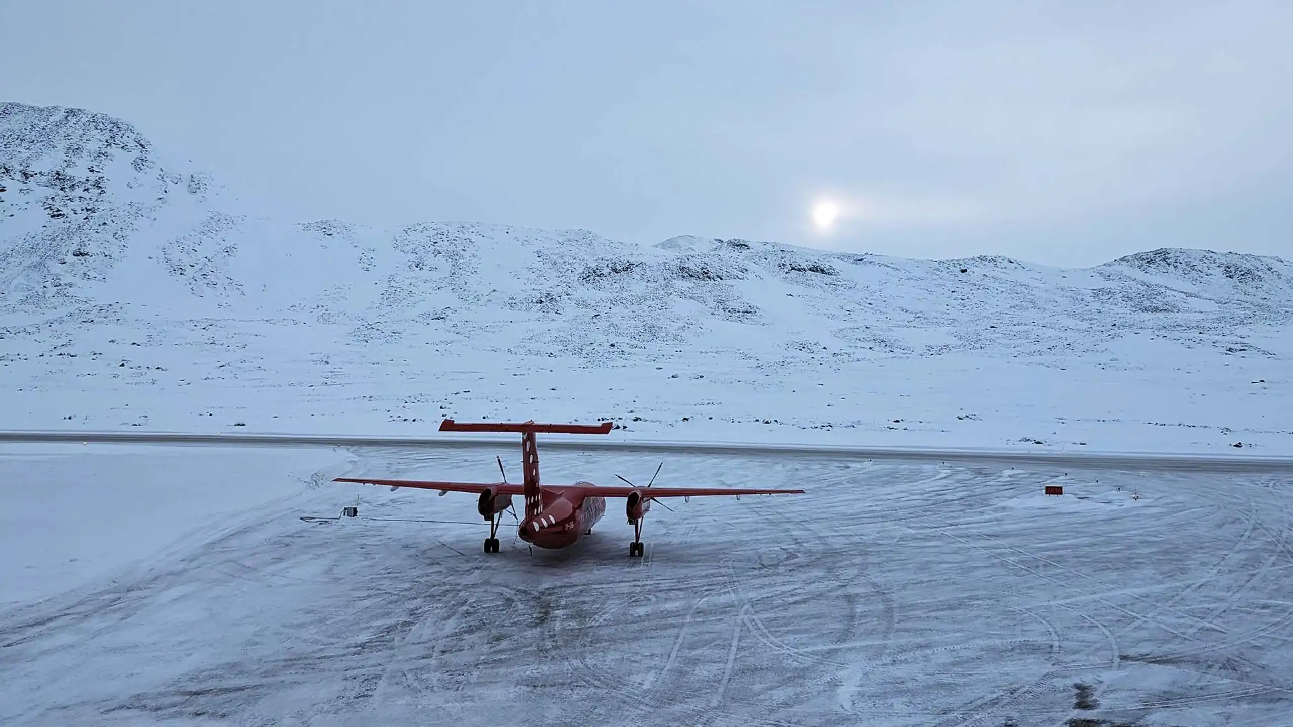 Air Greenlands DASH-8 GL 632 landede kl. 11.40 i Kulusuk. Foto: Jens Nymand, AFIS i Kulusuk.